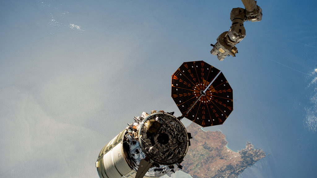 fdosal's tweet photo. The Cygnus space freighter is released from the Canadarm2 robotic arm https://t.co/af6zzk34CA #universe https://t.co/QTzpNh27Ot