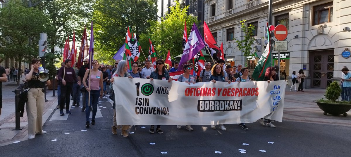 LabBulegoak's tweet photo. Una vez mas, el sector de Oficinas y despachos ha vuelto a salir a la calle a para recuperar el convenio.

Gaurko mobilizazioa ez da gauza isolatu bat eta irmoki esaten dugu, borrokan jarraituko dugula, hitzarmena lortu arte!
#BulegoakBorrokan #10añosSinConvenio https://t.co/uKoETdy5we