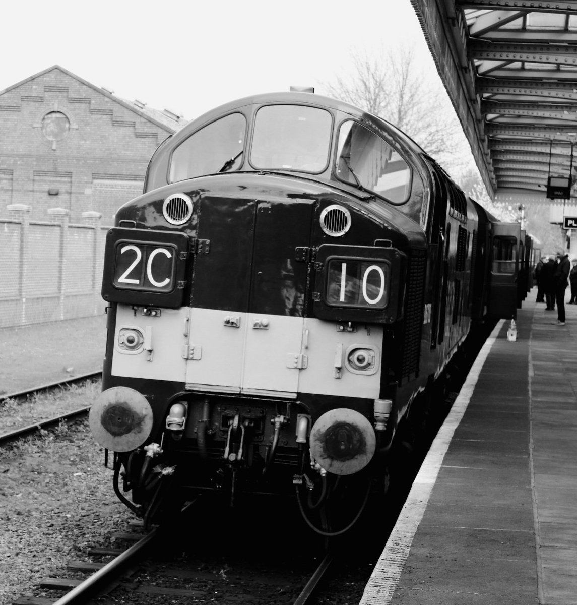 #TractorThursday  an immaculate D6700 sits at Loughborough Central with a service to Marylebone .... no, its @GcrGreat in 2023 .... and it only goes as far as Leicester North.