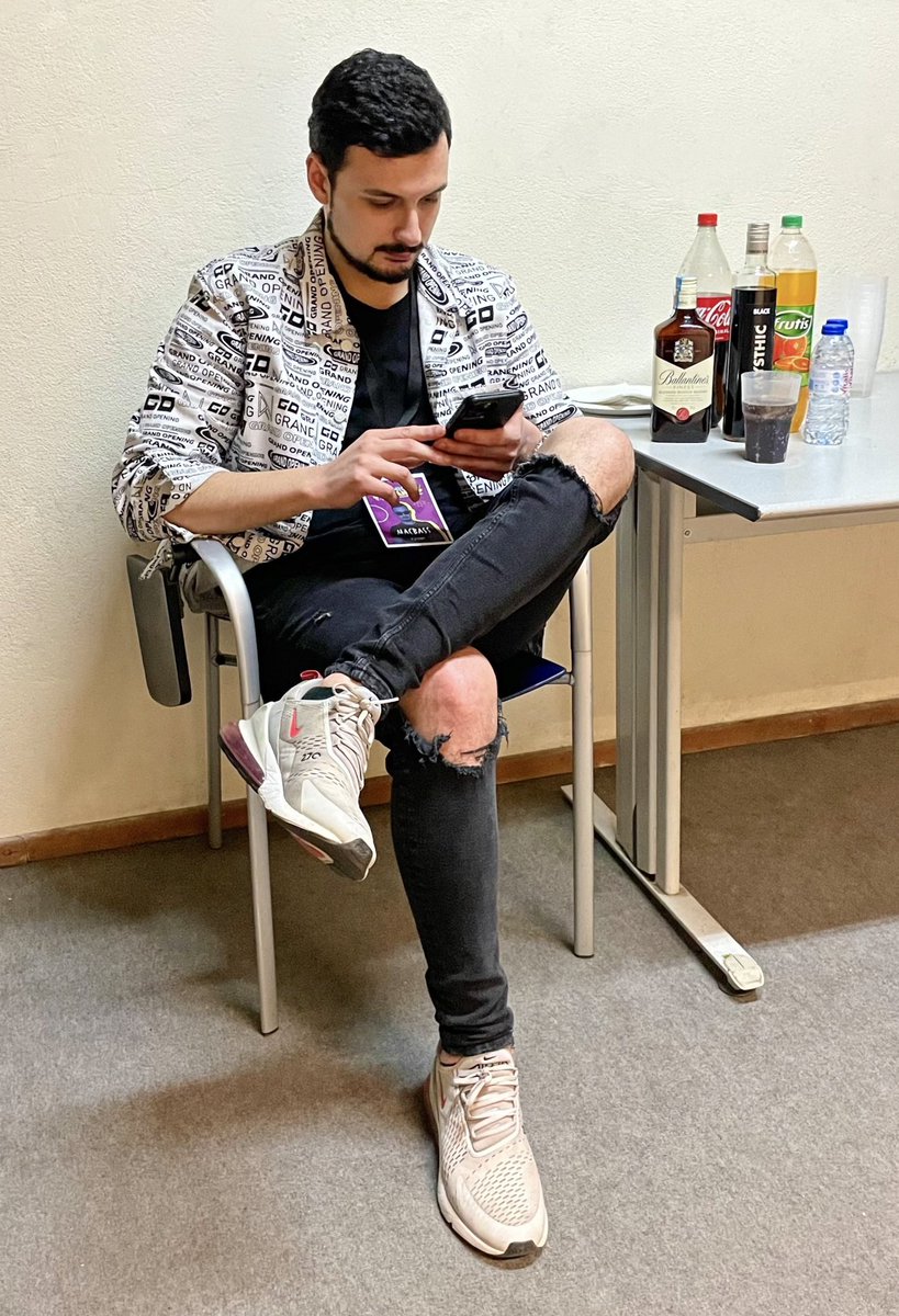 Always focused 😂📱🍸