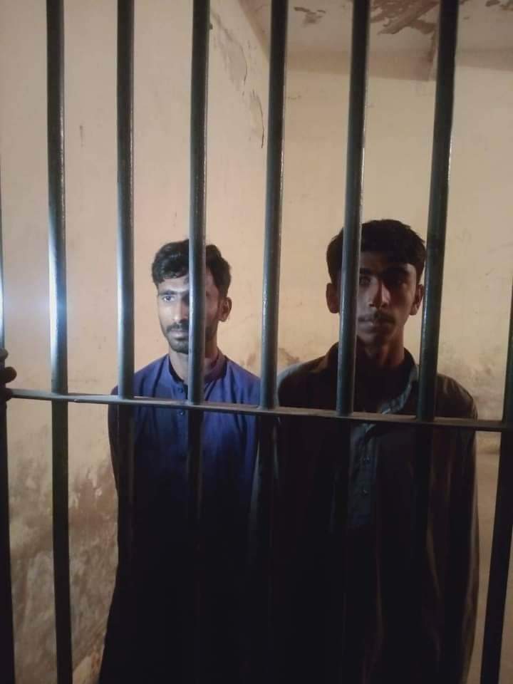 دنيا ۾ سنڌ شايد واحد خطو آھي جتي چورن جي چرچ تي ڀاڳين کي جيل ۾ وڌو ويندو آھي.
پڪا چانگ ۾ ھڪ #افغاني_پٺاڻ کي پنھنجي دڪان سامھون ريڙھي بيھارڻ کان منع ڪرڻ تي سراج دراني جي ڪمدار #سنڌ_پوليس پڪا چانگ ٻن معصوم سنڌي نوجوانن تي ڪيس داخل ڪري لاڪپ ڪري ڇڏيو.

سراج دراني سنڌ دشمني ۾ ھر حد