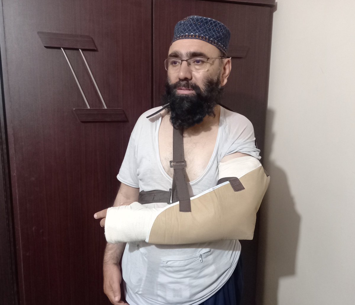 ajnasir's tweet photo. اللہ تعالیٰ کو یہی منظور تھا۔
بلی کو بچاتے ہوئے موٹر سائیکل  سلیپ اور بازو فریکچر ہوا۔
باقی الحمدللہ محفوظ رہے۔
دوستوں سے دعائوں کی درخواست ہے۔ https://t.co/6KJu2AXf9l