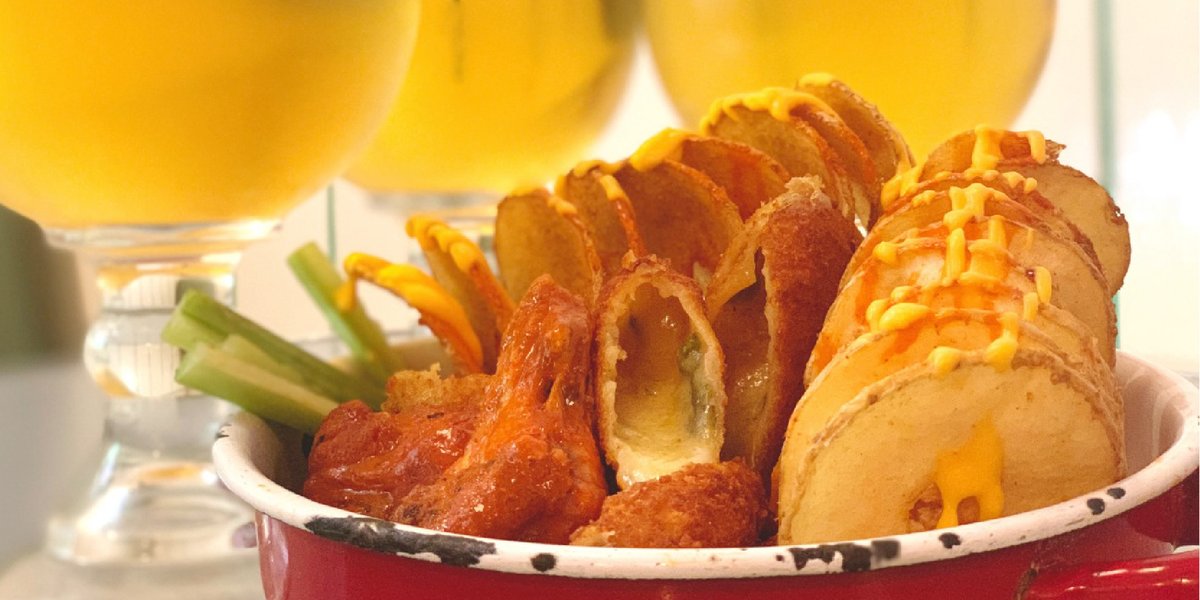 ¡Los viernes, son viernes de amigxs guapxs!😎🤙

Te esperamos de 6 pm al cierre para disfrutar de 1 orden de Guapa Wings (de pollo o veggies) y 4 cervezas Tecate, ¡por solo $250 pesos! 🍗🍻

#PapaGuapa #amigos #friday #viernes