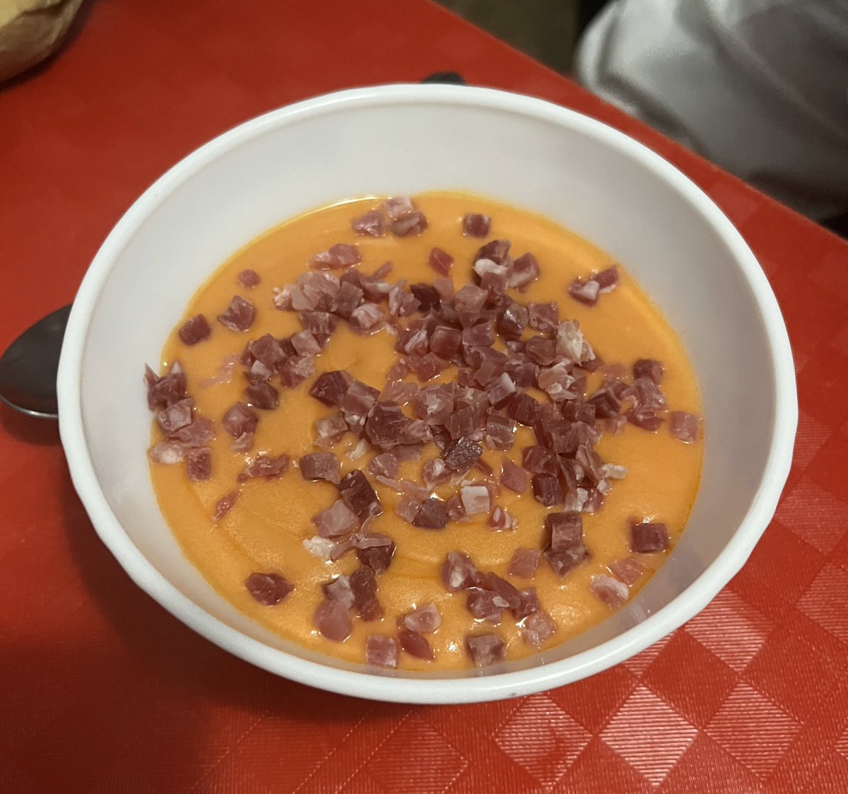 kansaita_'s tweet photo. me dice mi novia esta tarde "voy a la cocina a por la merienda"...... bueno pues después de 10 minutos esperándola me da por ir a la cocina y me veo a la tia tan tranquila HACIÉNDOSE UN SALMOREJO PARA MERENDAR yo flipo https://t.co/QMB8WNcbah