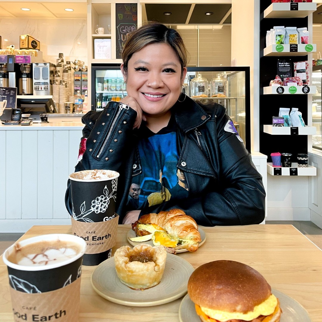 If you're looking for a perfect lunch spot, Good Earth at Grasslands is an excellent choice. Located in the heart of the Grasslands neighborhood,  110-4830 Gordon Road. ☕🥐

FT. @lingeatsyqr 🤩