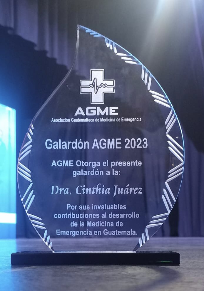 A_G_M_E's tweet photo. Dra. Cinthia Juárez, Fundadora y Coordinadora del programa de residencia y maestría en Medicina de Emergencia de @IGSS_gt @InfoUsac , ganadora del Galardón AGME 2023. ¡Felicitaciones Dra. Juárez! https://t.co/cnqlNOSoes