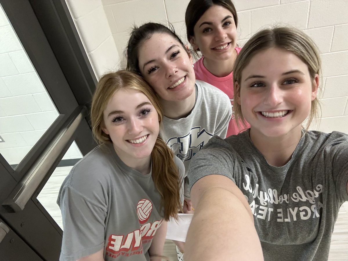 JorgiaS_2025's tweet photo. Another fun time coaching the little eagles!! #serveandreceive @argyleeaglevb https://t.co/9PZKrARGq3