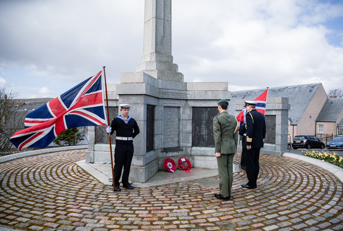 HNoMS Gnist visits Shetland 🇳🇴🏴󠁧󠁢󠁳󠁣󠁴󠁿 An important part of the visit has been to honor those who operated on the island during WW2. They have attented memorials in Lerwick and by the monument for the Shetland Bus in Scalloway.