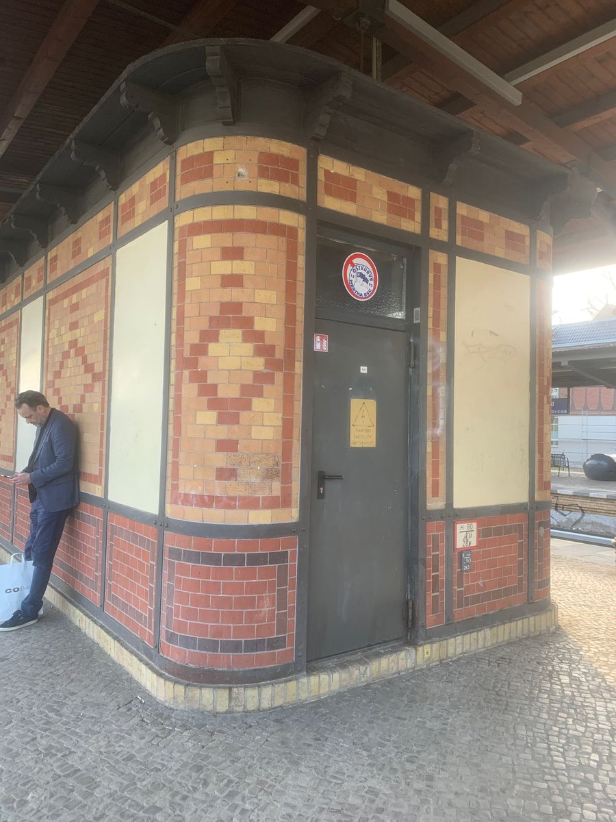 electriciteits2's tweet photo. 😍Ja, we hebben weer een beauty gespot! EH-150 staat op S-Bahnhof Berlin-Grunewald. Ein #PrachtExemplar!! https://t.co/FxVLMYVPCU