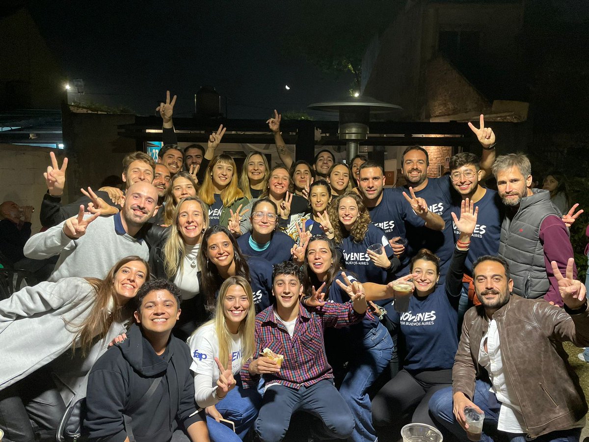 luciaianez_'s tweet photo. Inauguración "Casa Justicialista" en #LosHornos y homenaje a mis viejos a 26 años de su partida 🕊
Gracias a todos y a todas! Fue una noche mágica ❤ https://t.co/X2DXqS2Ajw