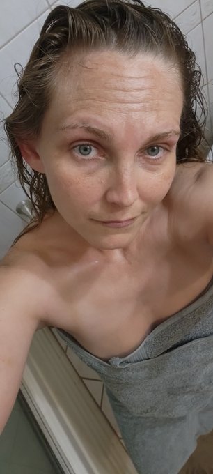 Freshly showered! Follow the links! https://t.co/N2ik1IUhSn