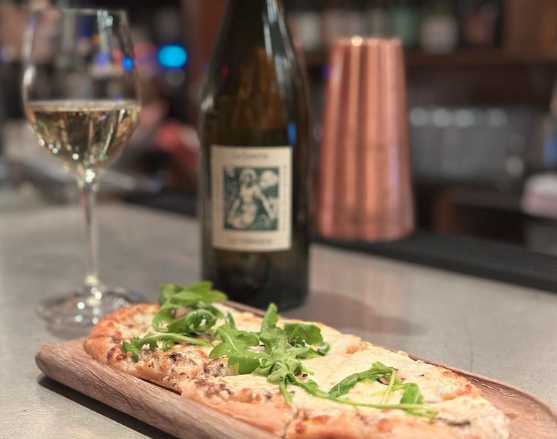 Hotel_57's tweet photo. La Bonne's spring menu includes this delectable truffle flatbread with smoked mozzarella! 🍴 Join them for lunch or dinner while you're here in the city.

📷: @labonnenyc https://t.co/juAW5X9wqC