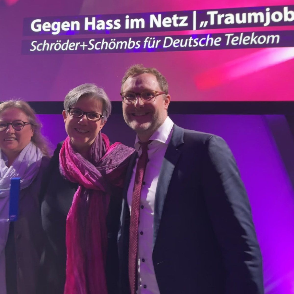 schindera's tweet photo. Da ist das Ding! #prpreis23 für #GHiN #telekomwall https://t.co/4NvDxEwIfb
