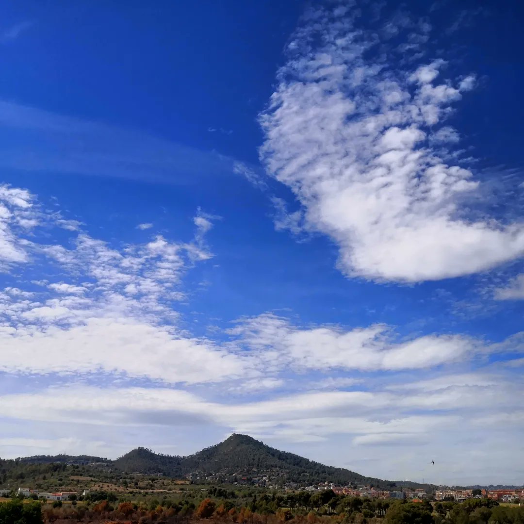 meteoecovisual's tweet photo. Más #cielos de este jueves desde #santboi con #cirrocúmulos, #altocúmulos #lenticulares, #cirrus #espisatus
#santboidellobregat
#BaixLlobregat
#meteofoto #cielo #nube #nubes #meteo #meteorología
#observadormeteorologico https://t.co/uJzzo7yDLA