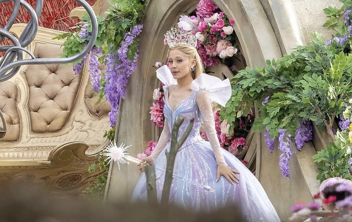 tour121of's tweet photo. Nuevo vistazo a Ariana Grande como Glinda para la película WICKED.
 #wickedmovie https://t.co/KmTT1u39o5