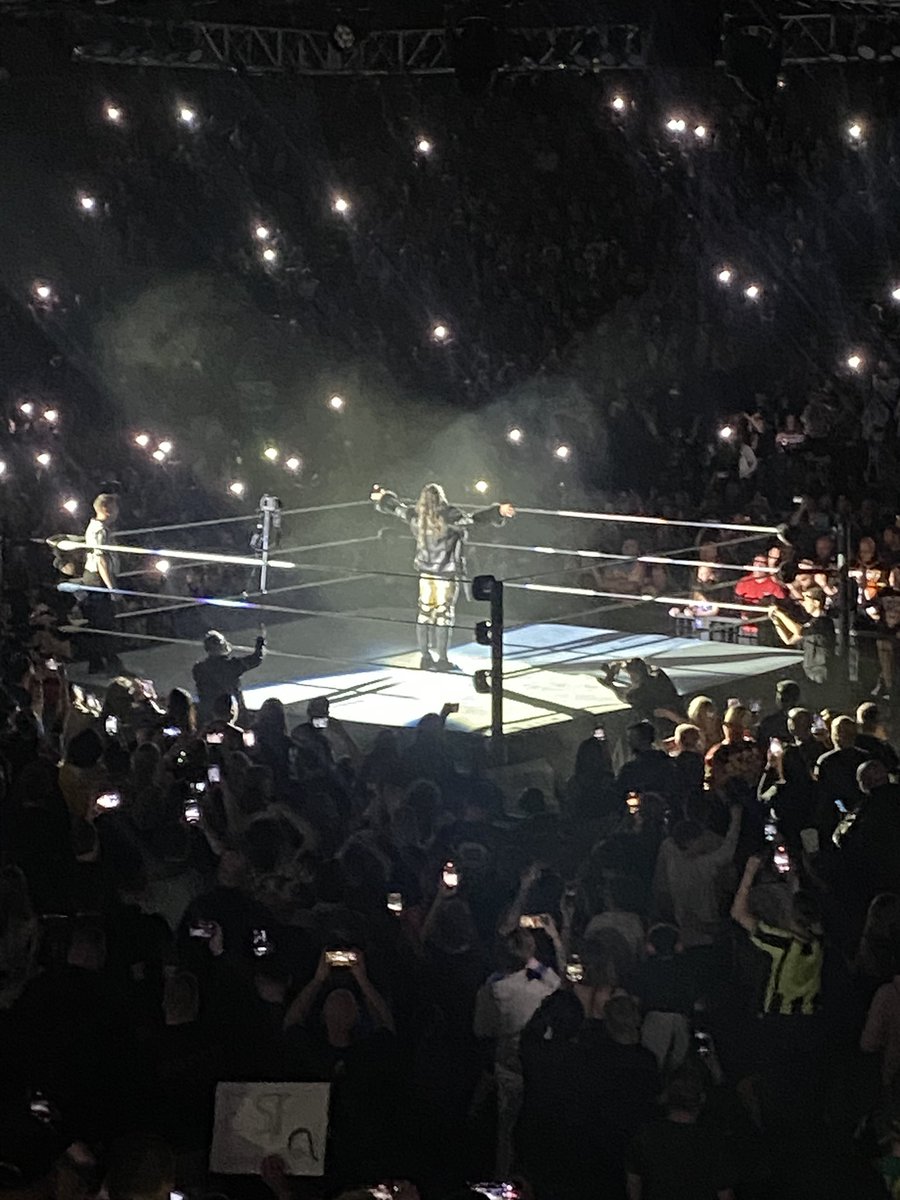 Seth’s crowd singing has gone on for 8 MINUTES #WWEManchester