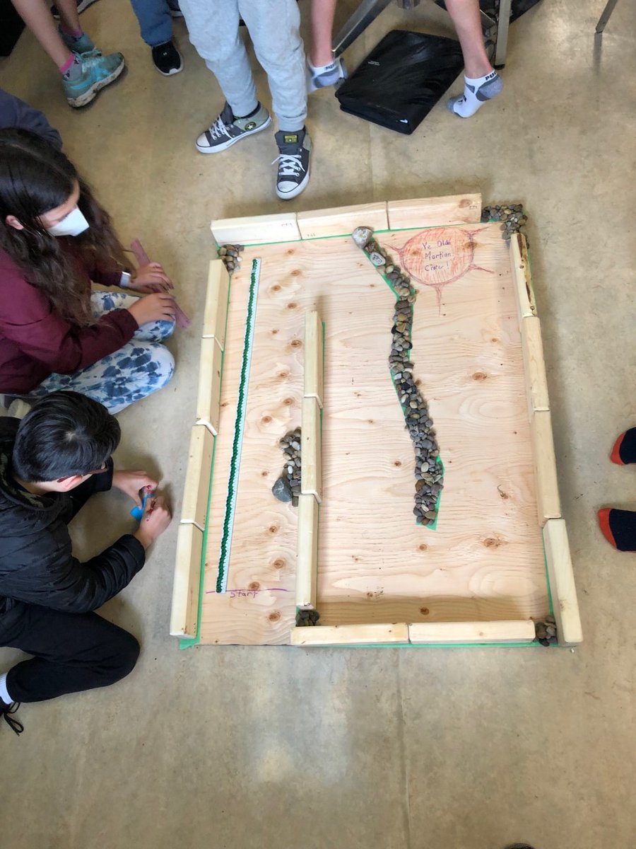 SaskCode's tweet image. Take a look at how Gr. 5 Ss from @EgnatoffSchool are using Edison bots to explore concepts related to #space exploration. Ss are also gaining #coding and #robotics skills, which are essential for the development of future space tech+careers in #STEM! @MeetEdison @StoonPubSchools