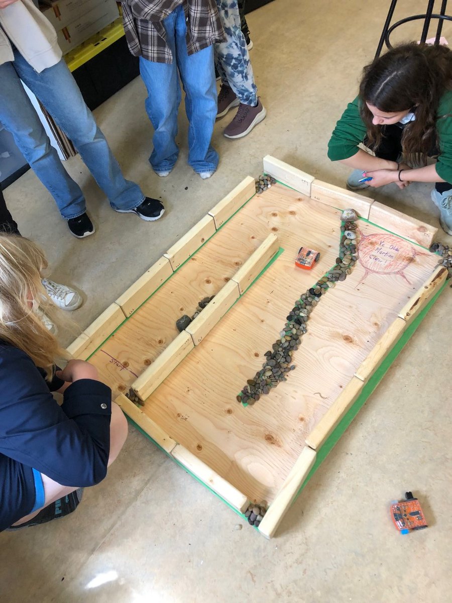 SaskCode's tweet image. Take a look at how Gr. 5 Ss from @EgnatoffSchool are using Edison bots to explore concepts related to #space exploration. Ss are also gaining #coding and #robotics skills, which are essential for the development of future space tech+careers in #STEM! @MeetEdison @StoonPubSchools