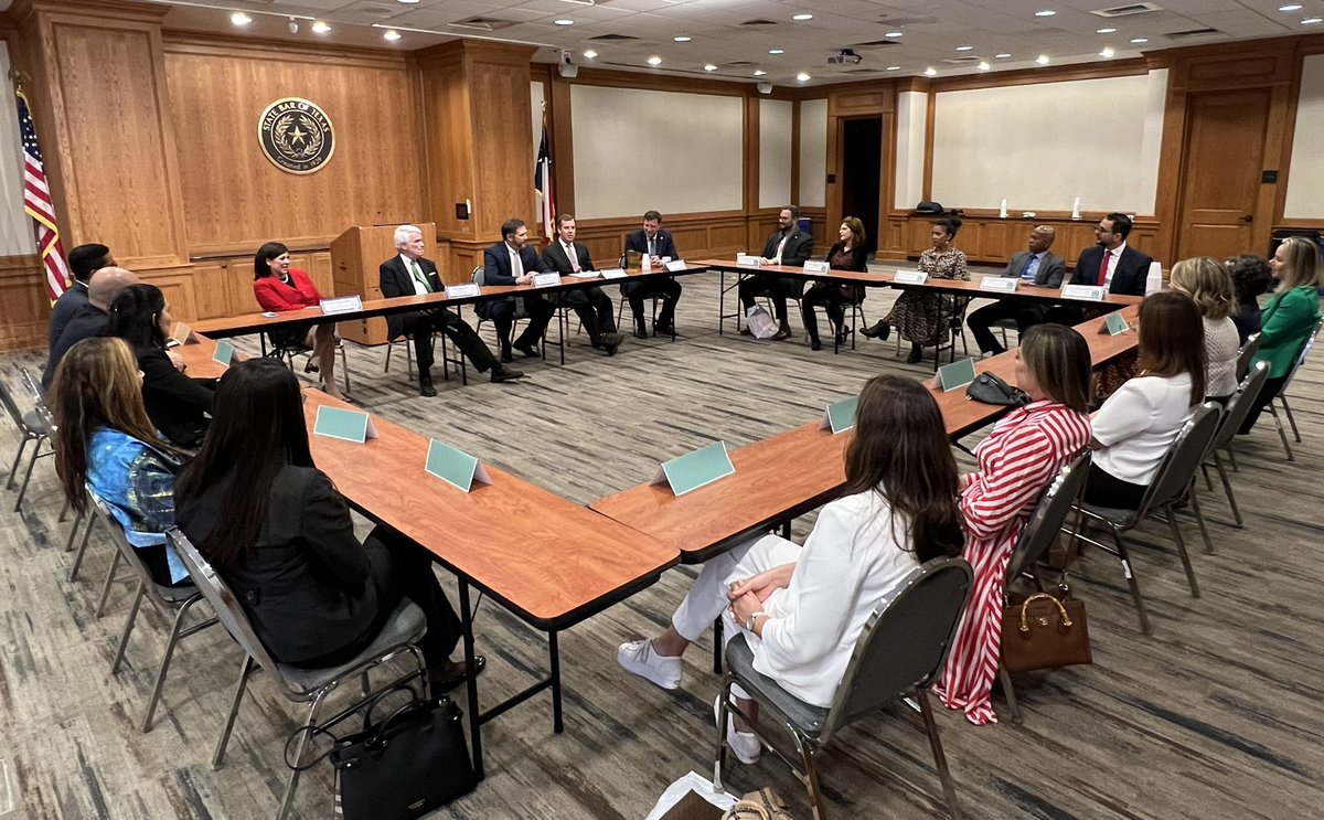SupremeCourt_TX's tweet photo. Chief Justice Nathan Hecht and Justices  Jeff Boyd, Jimmy Blacklock, Rebeca Huddle, and Evan Young welcome a delegation of Brazilian federal judges, visiting Austin for a conference on constitutionalism at @UTexasLaw. Bem-vindo!  @JeffBoydTX @JusticeYoungTX @rebecaahuddle https://t.co/3NbuHdFNYG
