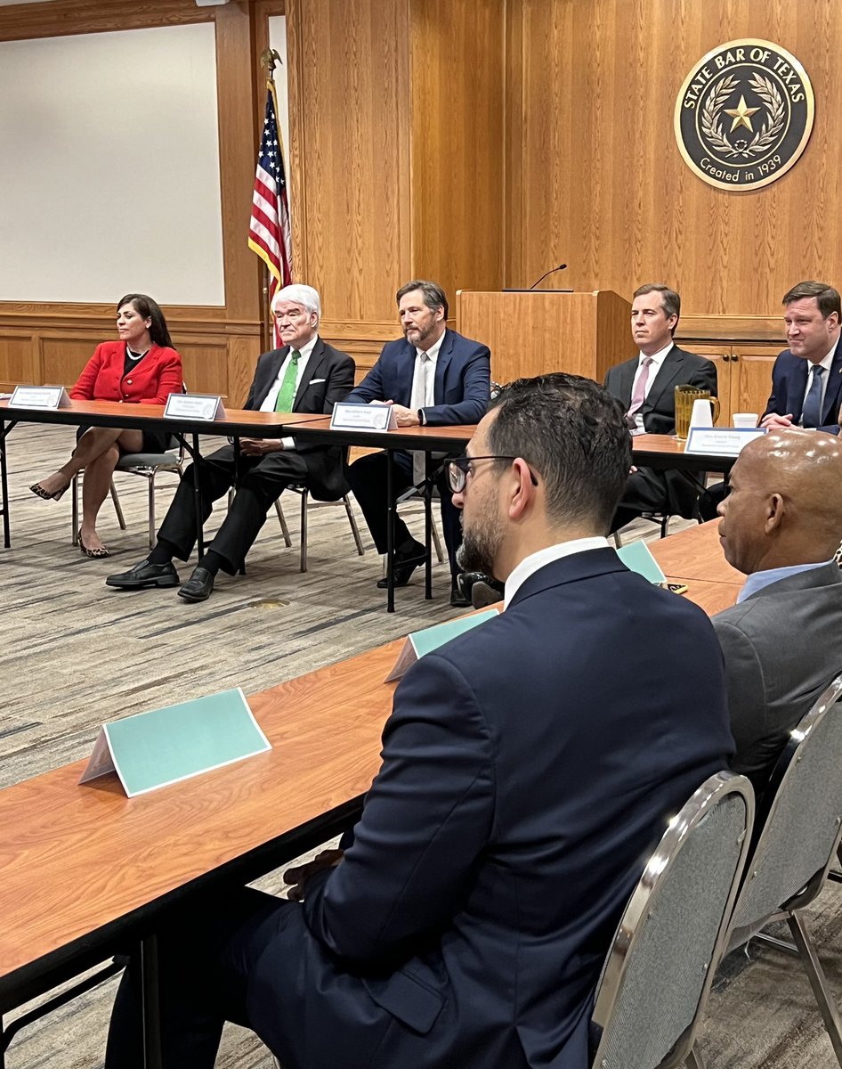 SupremeCourt_TX's tweet photo. Chief Justice Nathan Hecht and Justices  Jeff Boyd, Jimmy Blacklock, Rebeca Huddle, and Evan Young welcome a delegation of Brazilian federal judges, visiting Austin for a conference on constitutionalism at @UTexasLaw. Bem-vindo!  @JeffBoydTX @JusticeYoungTX @rebecaahuddle https://t.co/3NbuHdFNYG