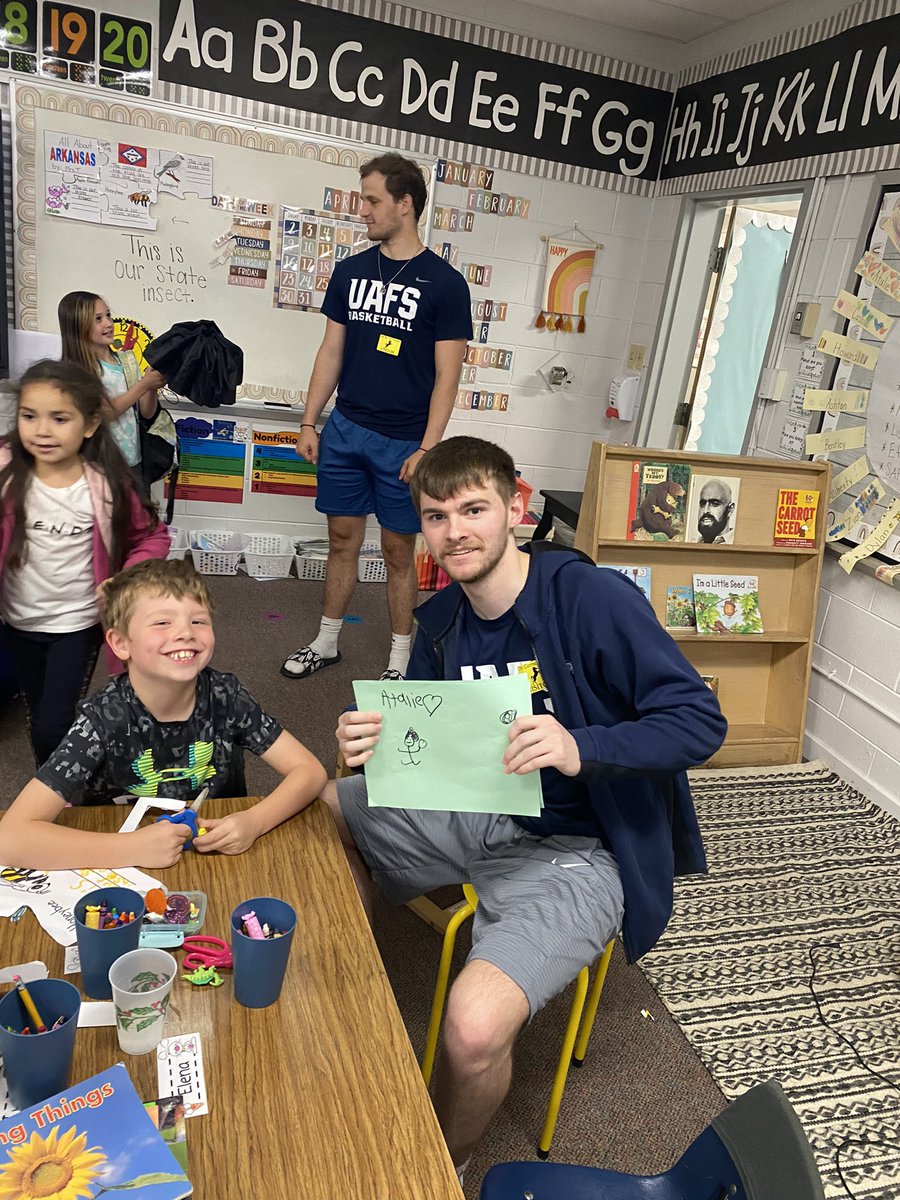 UAFSMBB's tweet photo. We had another great day at Raymond Orr Elementary! π¦ππ΅βͺοΈ #FAMILY https://t.co/S3eawbDq9S