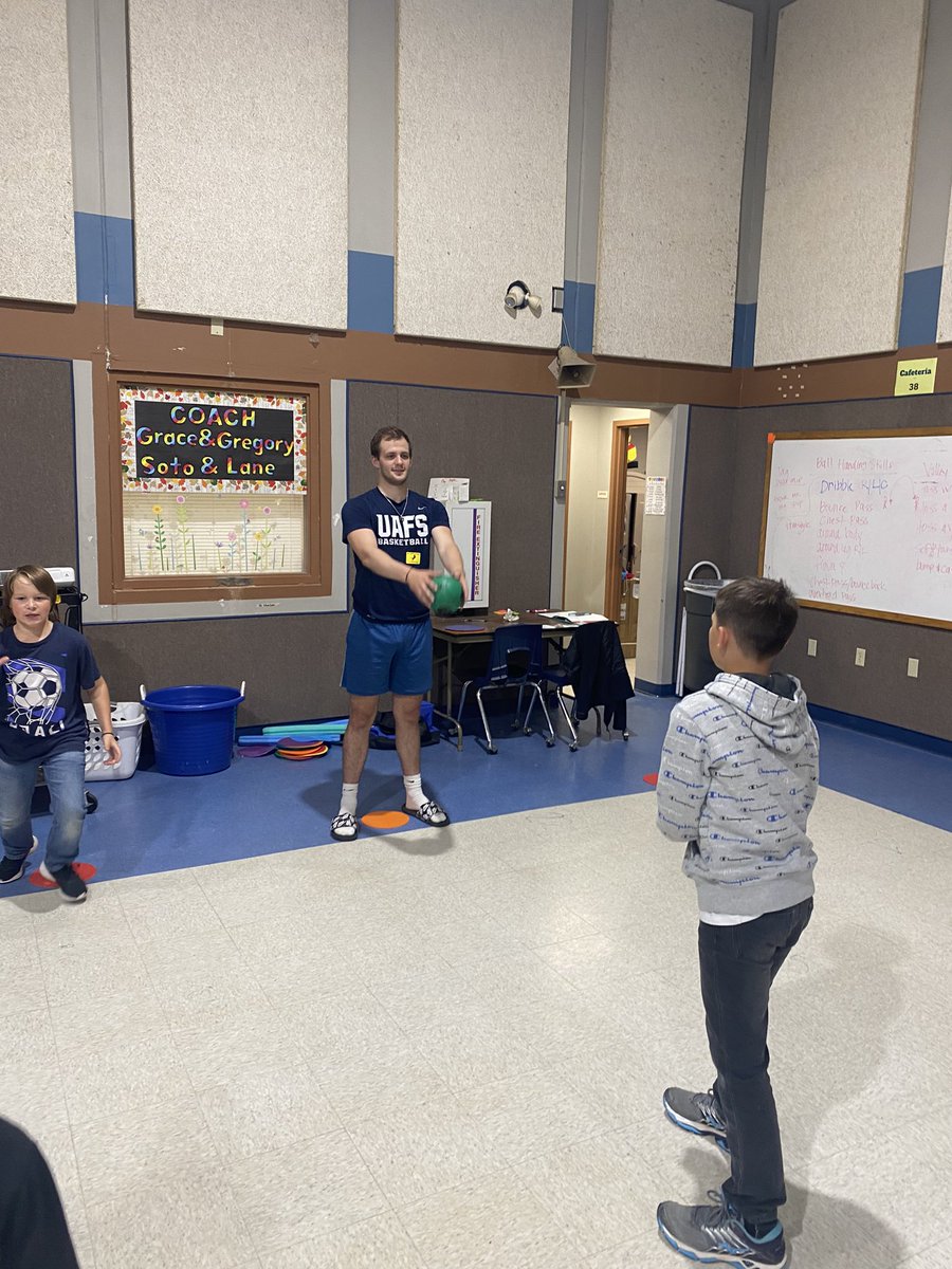 UAFSMBB's tweet photo. We had another great day at Raymond Orr Elementary! π¦ππ΅βͺοΈ #FAMILY https://t.co/S3eawbDq9S