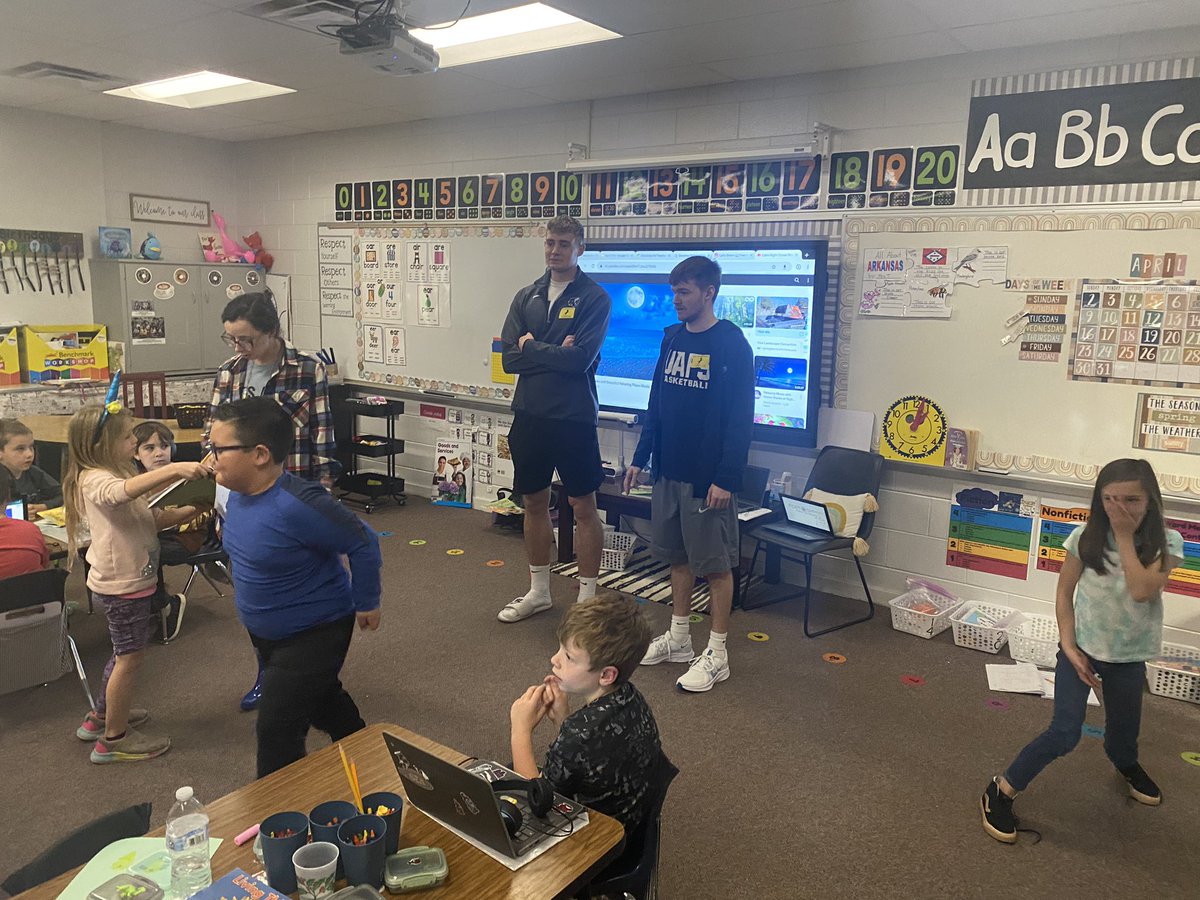 UAFSMBB's tweet photo. We had another great day at Raymond Orr Elementary! π¦ππ΅βͺοΈ #FAMILY https://t.co/S3eawbDq9S