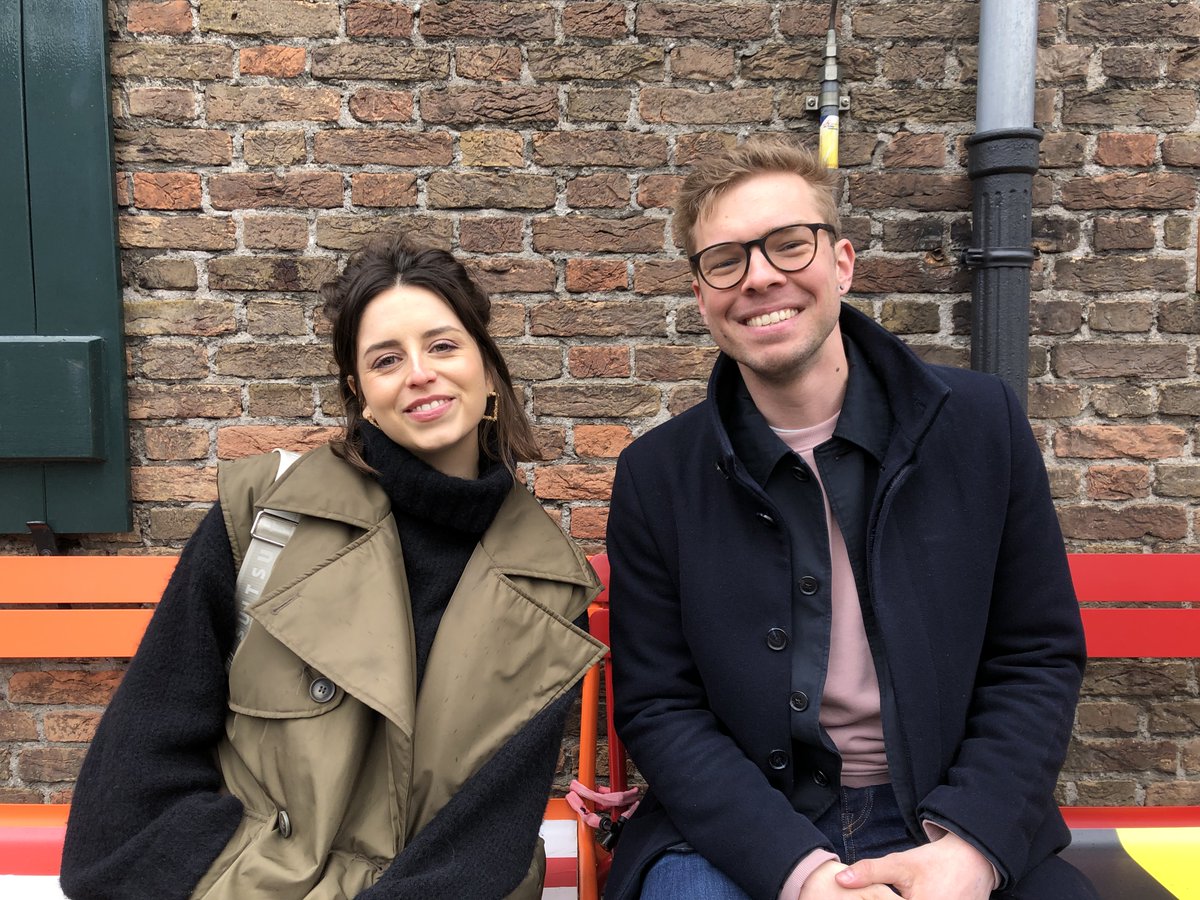 Jelle Mels en actrice Lynn Van den Broeck gaan op stap in de #Kempen. Ze starten met de enclavewandeling in Baarle-Hertog, die hen regelmatig de grens met Nederland doet oversteken. Zaterdag (29 april) om 18.35u @een in #VlaanderenVakantieland. Zeker kijken! 📷 © VRT