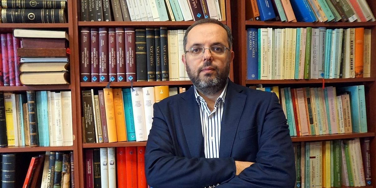 Prof. Erhan Afyoncu:

"Türkiyeli, Türkiye vatandaşı, Türkiye bayrağı ifadelerinin kullanılması baştan sona yanlıştır. Tarihe ve anayasamıza göre Türk ve Türk bayrağı deriz. Unutmayın, her şey gelip geçer, Türklük baki kalır."