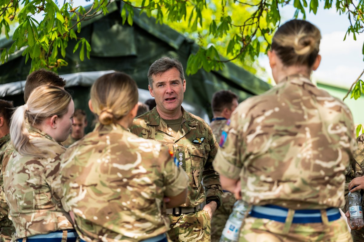 On Tuesday, 1 AAC received a visit from the AAC Colonel Commandant Lt Gen Nick Borton DSO MBE. While here he spoke to troops and received updates about the Regiment.

@COM_ARRC 
@aacrecruiting
@ArmyAirCorps
@1st_AviationBCT

#AviationRecce #IAmCombatAviation