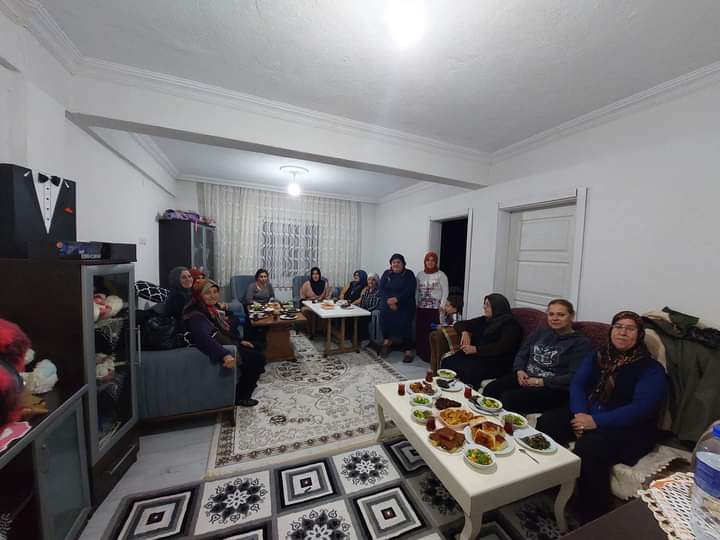 kadinkollari74's tweet photo. İl Kadın Kolları Başkanımız Evren AYVAZ ve Yönetim Kurulu Üyelerimiz ile Arıönü Köyü Aygıroğlu Mahallesi'nde Olgun ailesini ve mahalle sakinlerini ziyaret ettiler. @aysekesir @Emine_Gozgec16 @ElifYesimAraz1 @ZHatip @evrenayvaz74 
#DoğruAdımlarlaYolaDevam
#doğruzamandoğruadam https://t.co/DFs2q2809R
