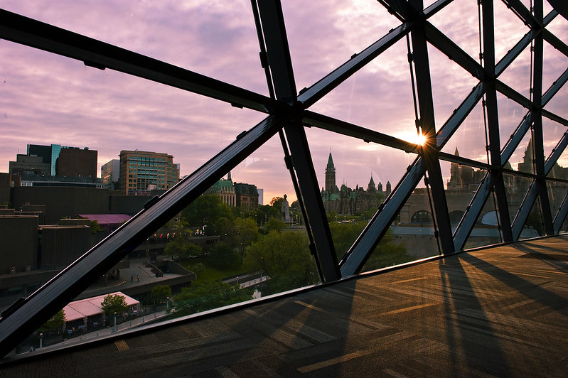 RogersCentreOtt's tweet image. ❓DID YOU KNOW❓: The curved wall facing the Rideau Canal contains 1,084 triangular glass panes weighing 800 pounds each. No two are exactly alike! 

Stay tuned every Thursday for more fun facts about the Shaw Centre✨

#ShawCentre #FunFacts #DidYouKnow