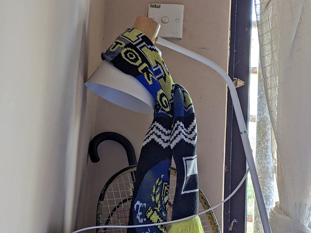 Mafla digantung separuh tiang lampu study demi menghormati Mael XPDC. Malam ni tengok TFC lawan Sri Pahang dalam TV sahaja.