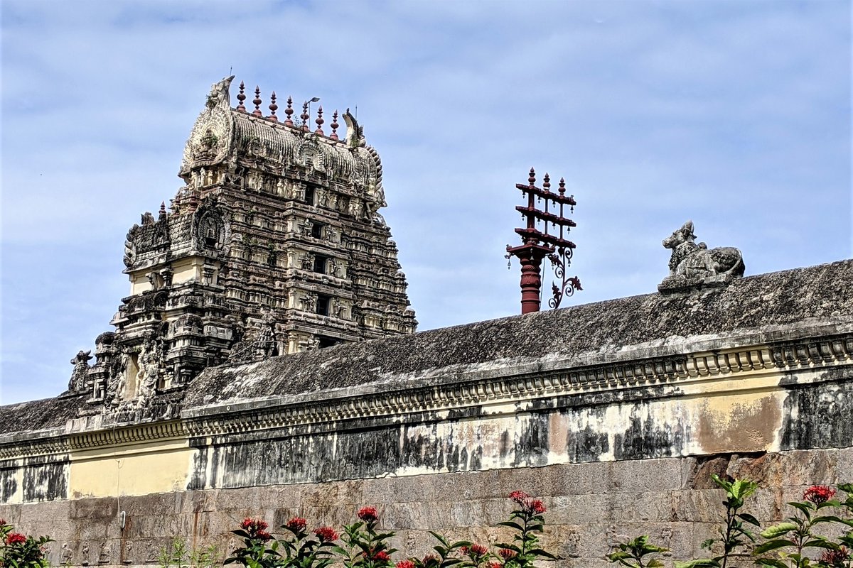 IndraniTweeets's tweet photo. NEW in blog - Explore Jalakandeswarar Temple in #Vellore with tumultuous history, including incidents of the idol being hidden and disputes over ownership of the temple. 
https://t.co/LcLhYI9502 
#travelblog @tntourismoffcl https://t.co/30IEeMEplP