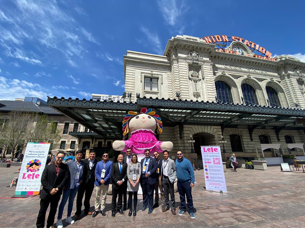ConsulMexDen's tweet photo. En el marco de #CitiesSummit el CG @pavel_mc felicitó y recibió a la delegación de jóvenes mexicanos que están participando en la #CumbredeJóvenes para dialogar sobre el trabajo de la Red Consular 🇲🇽 en el exterior y la importancia de su participación en eventos de alto nivel. https://t.co/Fth4gcPxvY