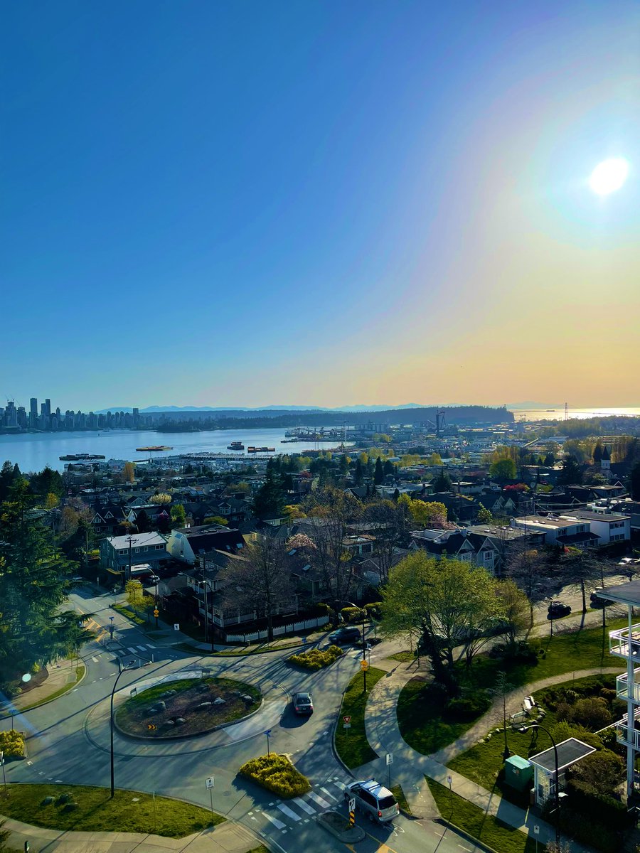 NehiyawSpirit's tweet photo. Wow it is so spectacular tonight - enjoying the plus 17 degrees and sunshine. Just what I need to pick up the energy. #pisim #NorthVancouver https://t.co/NfxdpT3t2C