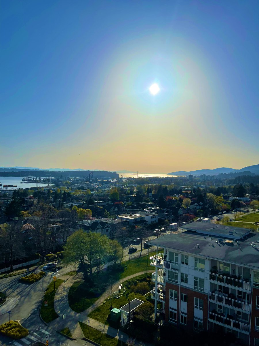 NehiyawSpirit's tweet photo. Wow it is so spectacular tonight - enjoying the plus 17 degrees and sunshine. Just what I need to pick up the energy. #pisim #NorthVancouver https://t.co/NfxdpT3t2C
