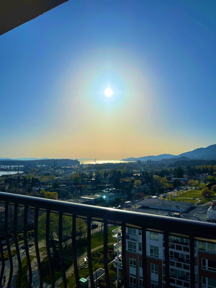 NehiyawSpirit's tweet photo. Wow it is so spectacular tonight - enjoying the plus 17 degrees and sunshine. Just what I need to pick up the energy. #pisim #NorthVancouver https://t.co/NfxdpT3t2C