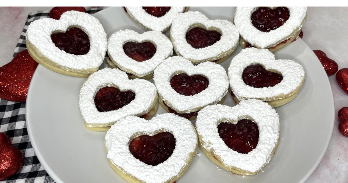 My_SimpleThings's tweet photo. Heart Cookies with Jam are not only eye candy but also a treat for your tastebuds. These delicious cookies are not to sweet but packed with flavor: almond extract, orange zest, raspberry jam, and powdered sugar makes it a real treat! https://t.co/wUNLZQR4HH via @My_SimpleThings https://t.co/Bu4KN6rCsN