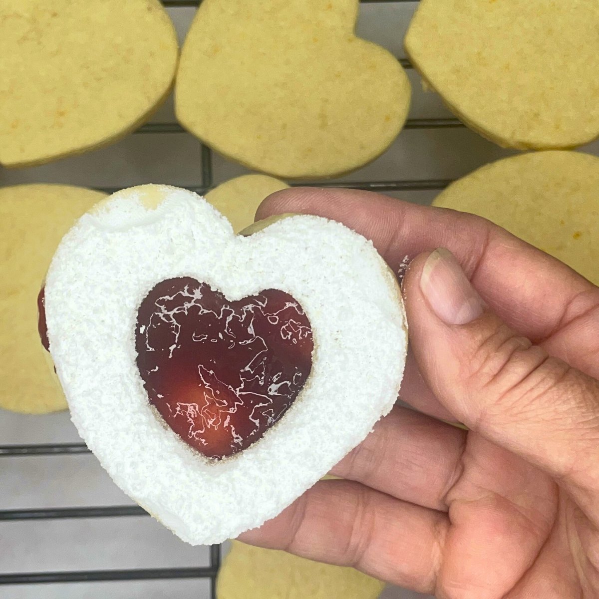 My_SimpleThings's tweet photo. Heart Cookies with Jam are not only eye candy but also a treat for your tastebuds. These delicious cookies are not to sweet but packed with flavor: almond extract, orange zest, raspberry jam, and powdered sugar makes it a real treat! https://t.co/wUNLZQR4HH via @My_SimpleThings https://t.co/Bu4KN6rCsN