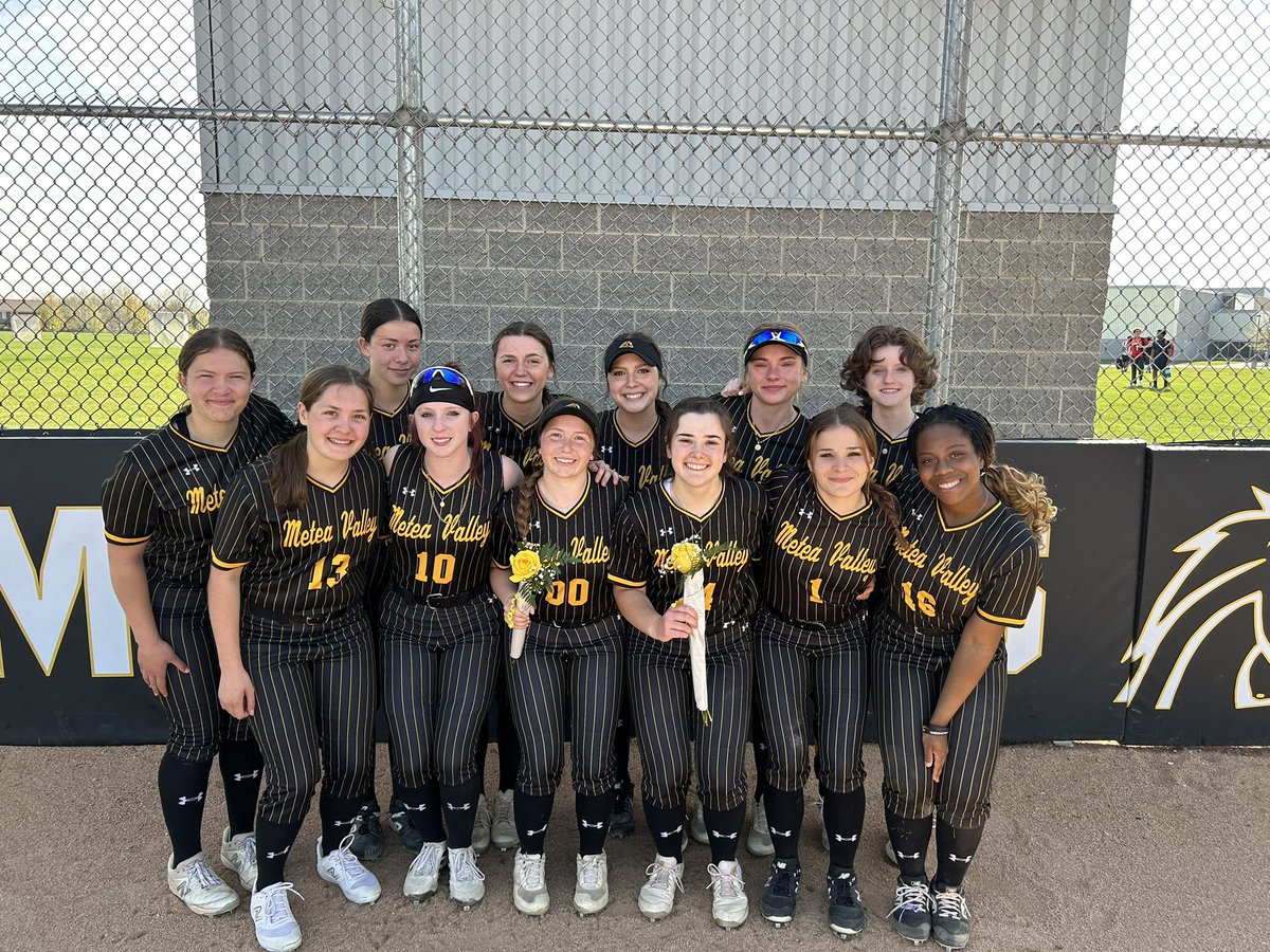 Happy Senior Night! 💛
We are very thankful for your leadership and passion you bring each day to Metea Softball. You both make us better each and everyday! 

#00 Michelle Hess- Alverno College
#14 Macey Martin- St. Catherine University