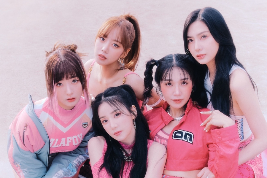 soompi's tweet photo. All #Apink Members To Leave IST Entertainment Except For #JungEunji 
https://t.co/dLK0pDQQqz https://t.co/VllqUGSL5q
