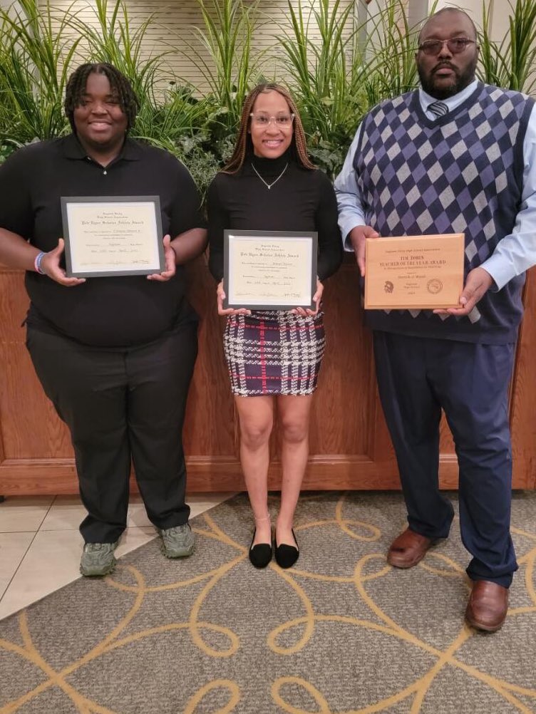 KamariForrest's tweet photo. Yesterday I was honored with the SVL Scholar Athlete Award!!! #STUDENTATHLETE✅✅ https://t.co/D4dDi8Wyi8
