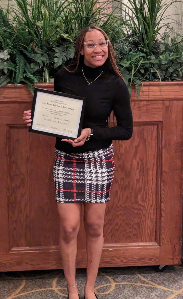 KamariForrest's tweet photo. Yesterday I was honored with the SVL Scholar Athlete Award!!! #STUDENTATHLETE✅✅ https://t.co/D4dDi8Wyi8