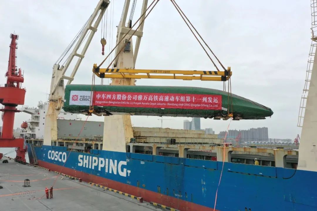 PDChina's tweet photo. The last batch of Chinese-made 350 km/h high-speed electric passenger trains customized for the Jakarta-Bandung High-Speed Railway in #Indonesia set sail from E China's Qingdao Wed to the Southeast Asian country, marking the completion of China's 1st export of high-speed trains. https://t.co/piF5YLQTh4