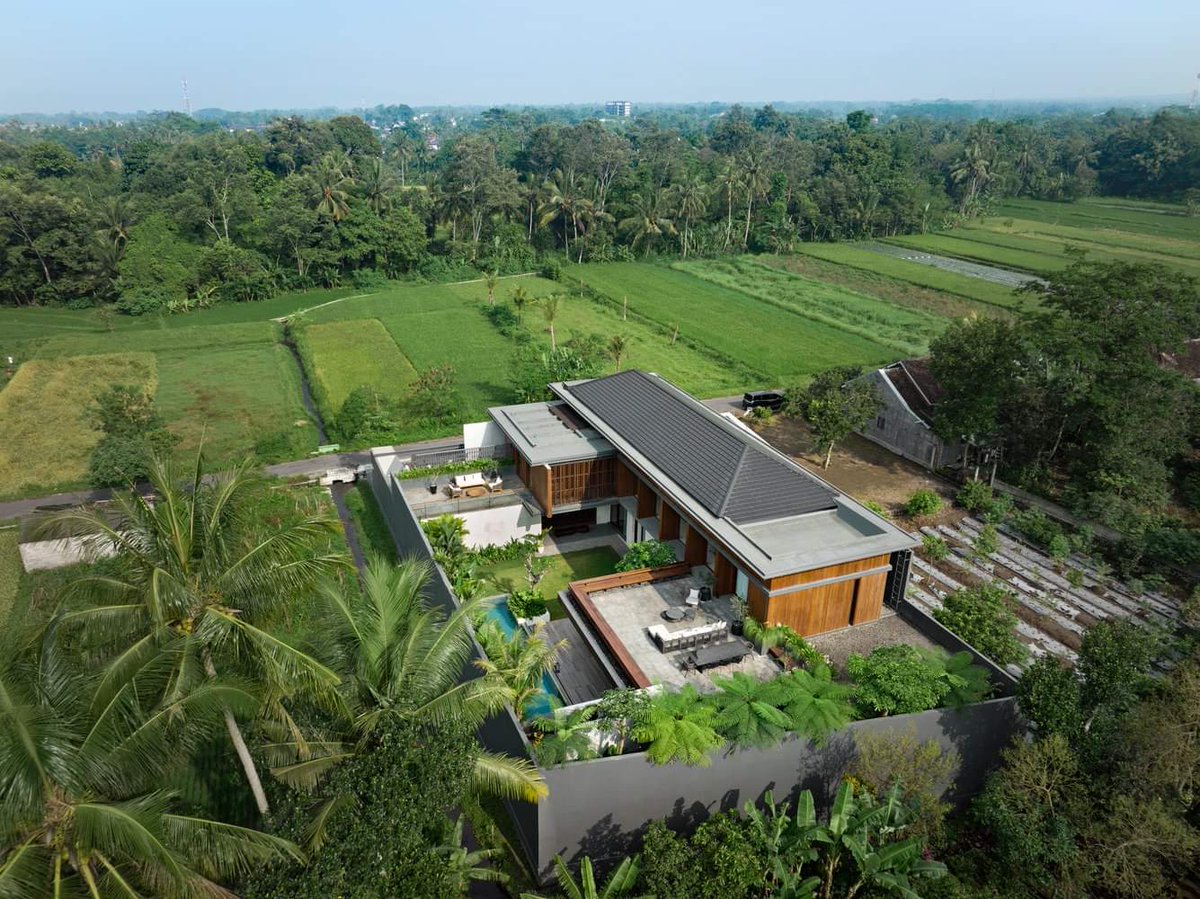 cyrildason's tweet photo. The idea of having a big house complete with everything from large rooms, perfect kitchens, a garage and even a pool is great until you actually have to maintain &amp; do the cleaning up yourself.

That's probably when the regret starts. At least that's what Ive been told by elders. https://t.co/gPUJip9scY