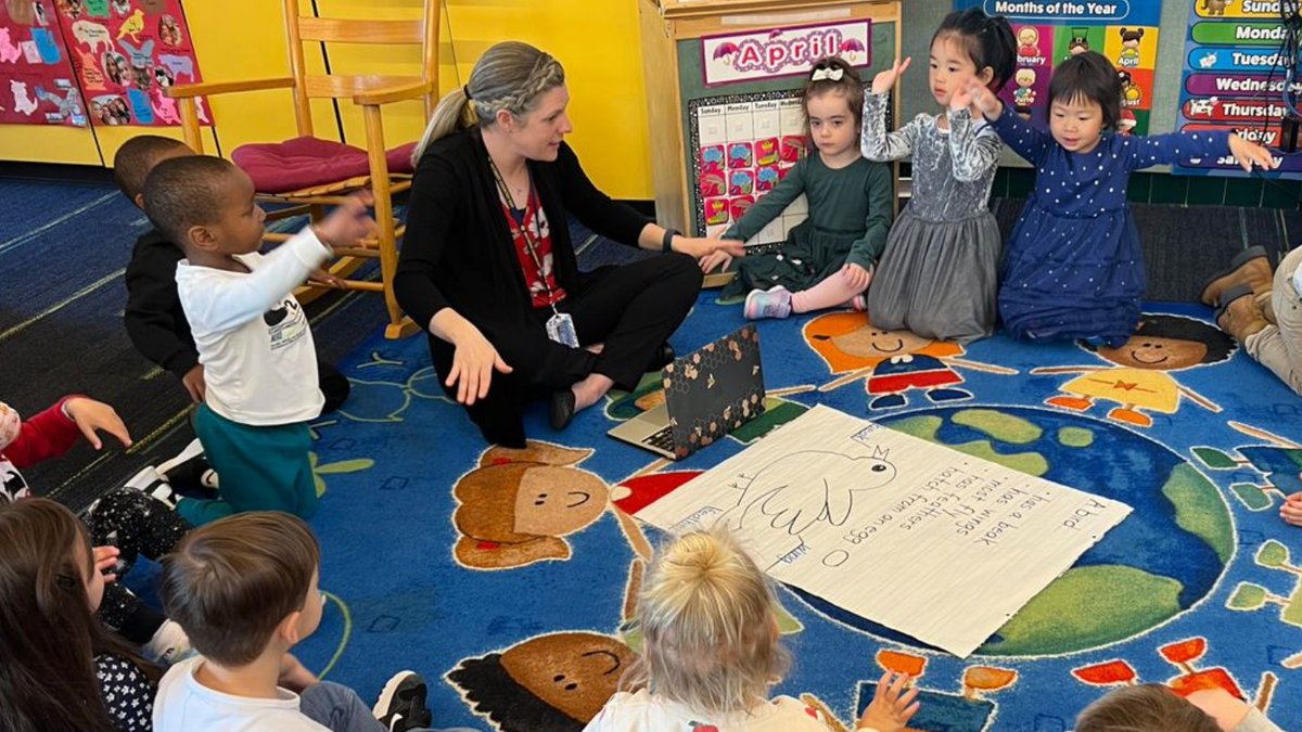 KellyHincks1's tweet photo. PK3 did research about birds! Using PebbleGo by @CapstonePub and exploring books about birds they learned that birds have wings, beaks, feathers, and lay eggs. Then we went bird watching both inside and outside the school building! #preschool #mischoollibraries #dcdsreads https://t.co/vpiDGbMKsd