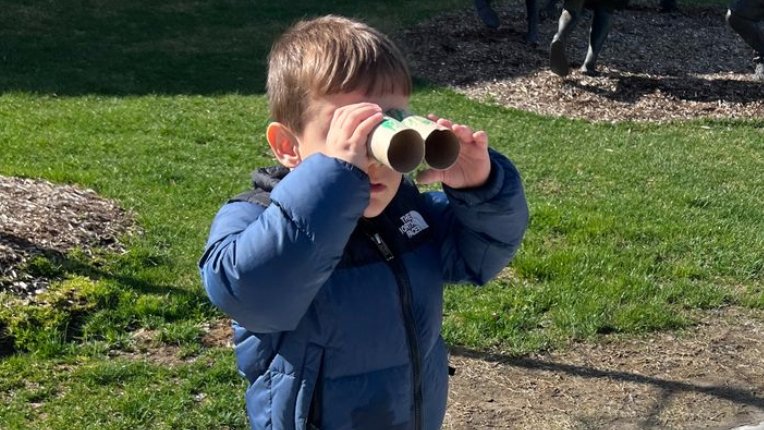 KellyHincks1's tweet photo. PK3 did research about birds! Using PebbleGo by @CapstonePub and exploring books about birds they learned that birds have wings, beaks, feathers, and lay eggs. Then we went bird watching both inside and outside the school building! #preschool #mischoollibraries #dcdsreads https://t.co/vpiDGbMKsd