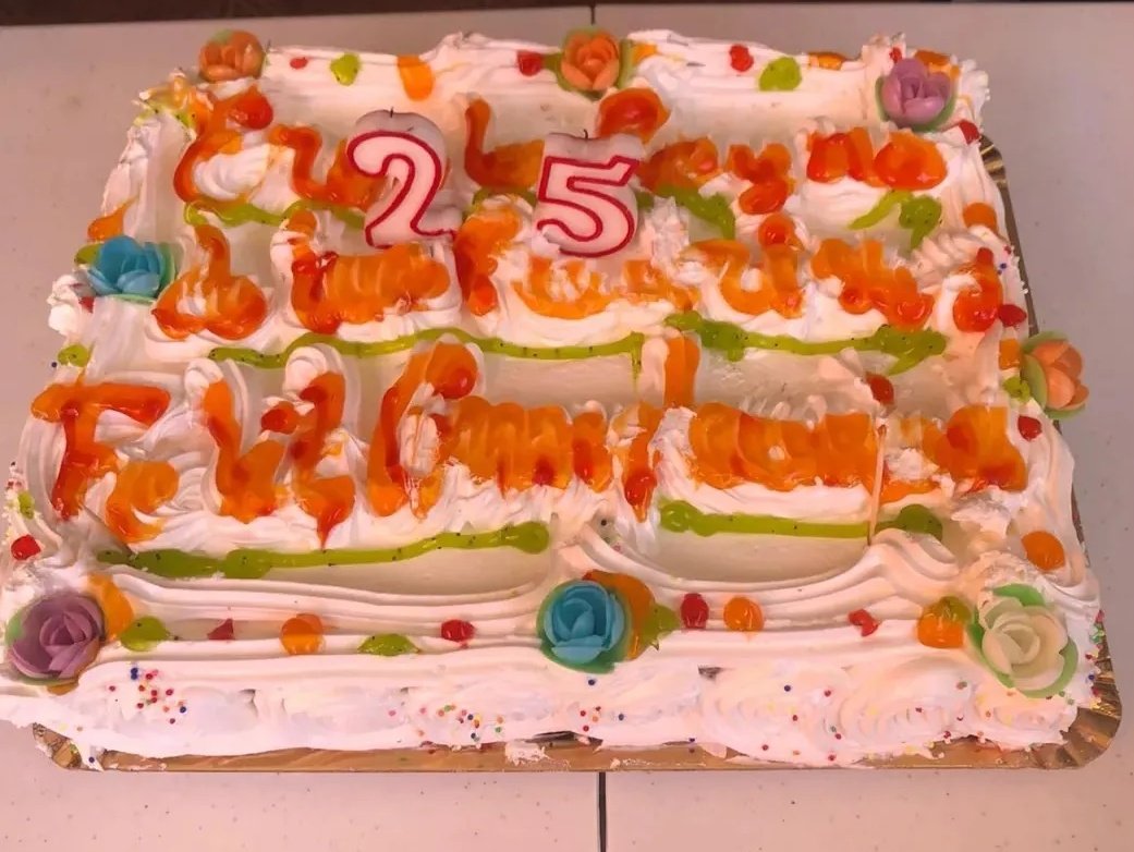 LuciaMoralees's tweet photo. 9. Tarta con demasiado merengue, pero bien decorada 
10. Una actriz aristócrata con un hombre de negocios directos de La Habana https://t.co/Ms2qJLqb82