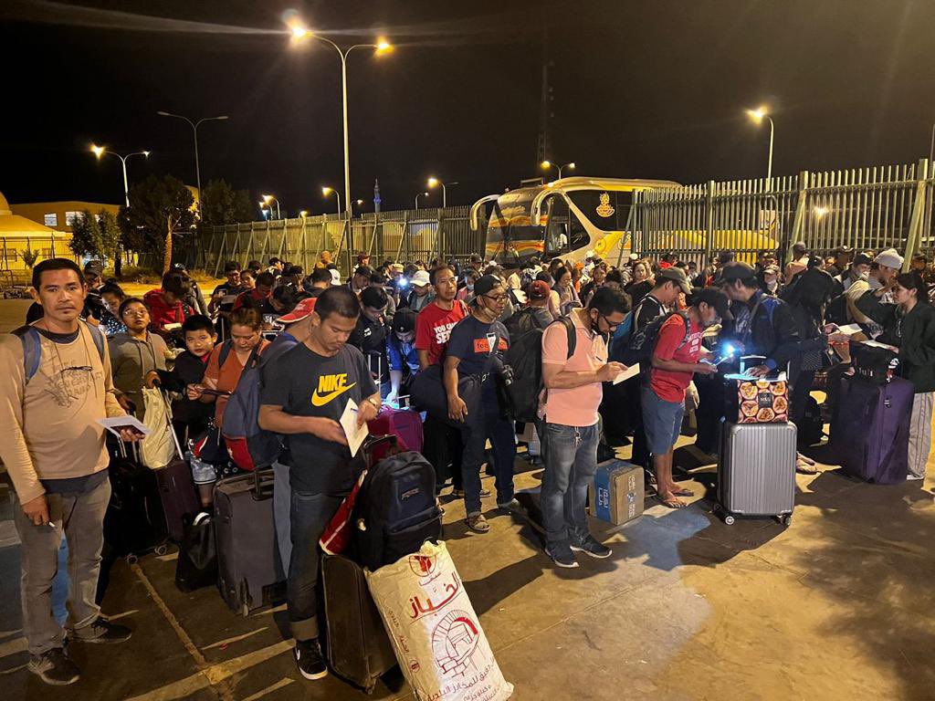 HarleneDelgado's tweet photo. IN PHOTOS: More Filipino evacuees have crossed the Sudan-Egypt border. The Department of Foreign Affairs says 227 more overseas Filipinos have arrived in Egypt. A total of 340 Filipinos are now on the Egyptian soil. 📸: DFA @UNTVNewsRescue @RadyoLaVerdad https://t.co/xoFLAOsE9Z
